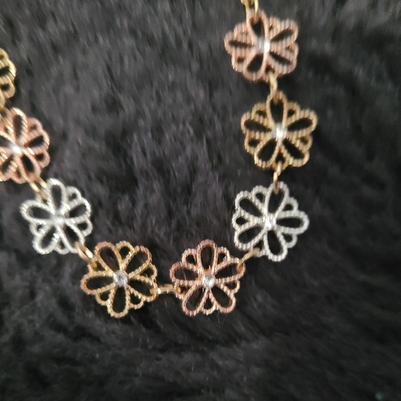 Super cute multi colored flower bracelet - Picture 2 of 5